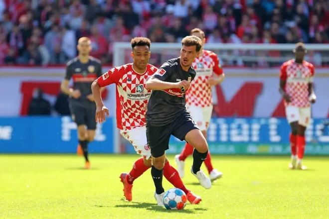 但背后是持 但背后是持